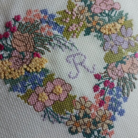 Vintage 80's Heart Wreath Monogram Stitch "R" Sign 9in x 9in - Picture 2 of 8